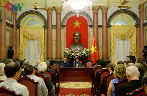 邓氏玉盛会见出席越南文学推介国际会议的代表团
