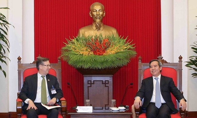 越共中央经济部部长阮文平会见美国东盟商务理事会代表团