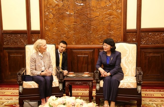越南国家副主席邓氏玉盛会见微笑行动创始人