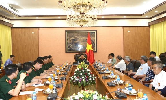 越南人民军总政治局领导会见中国援越老战士和烈士亲属代表团