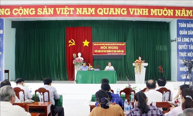 越南党、国家领导人与选民接触