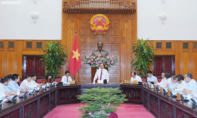 越南政府总理阮春福视察越南电视台