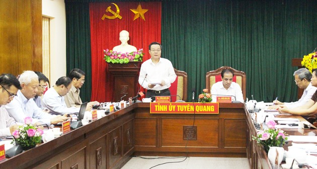 越南国会副主席冯国显与宣光省领导人座谈