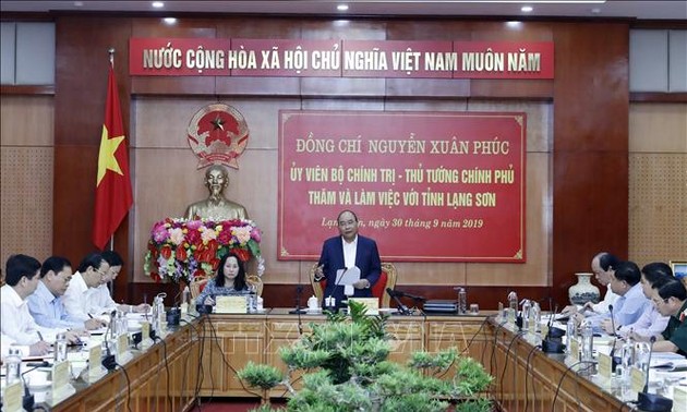 越南政府总理阮春福与谅山省领导人举行工作座谈