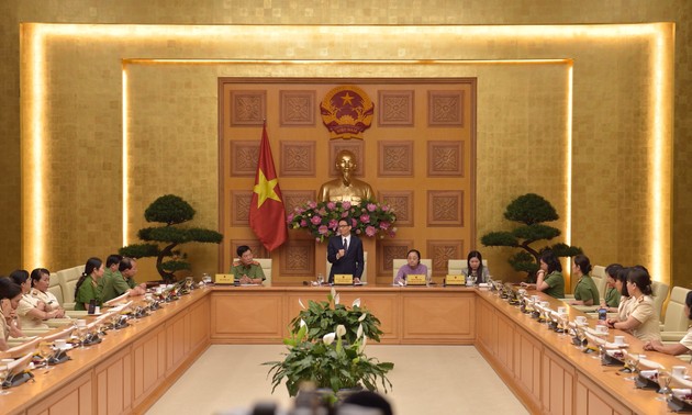 越南政府副总理武德担会见女公安先进典型代表团