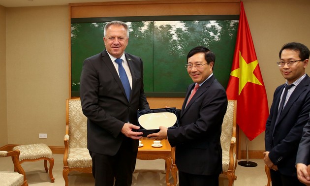 越南政府副总理兼外长范平明会见斯洛文尼亚经济发展和技术部长波契瓦尔舍克