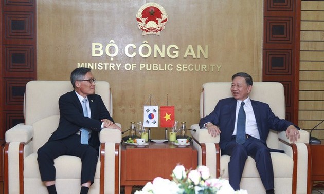 越南公安部部长苏林会见韩国国家情报院第一副院长崔容焕