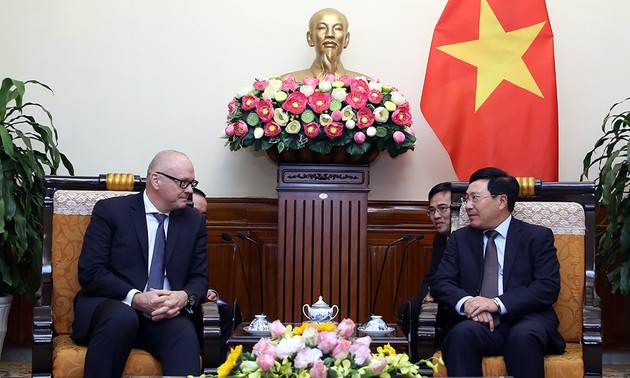 越南政府副总理兼外长范平明会见德国外交部国务秘书米夏埃利斯