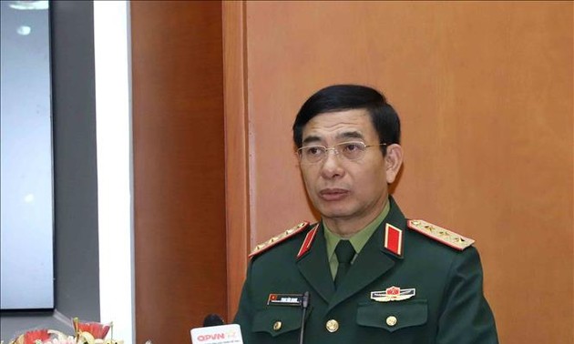 越南国防部副部长潘文江会见马来西亚国防部副部长刘振东