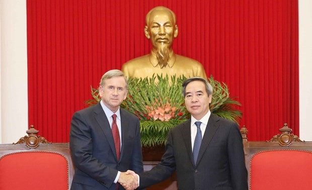 越共中央经济部部长阮文平会见美国高通公司执行副总裁罗杰斯