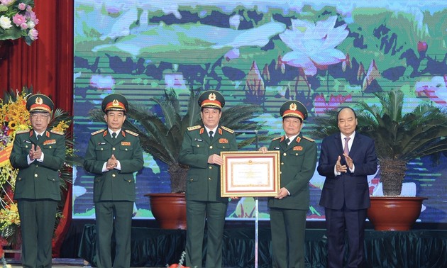 阮春福出席越南人民军队成立75周年纪念会