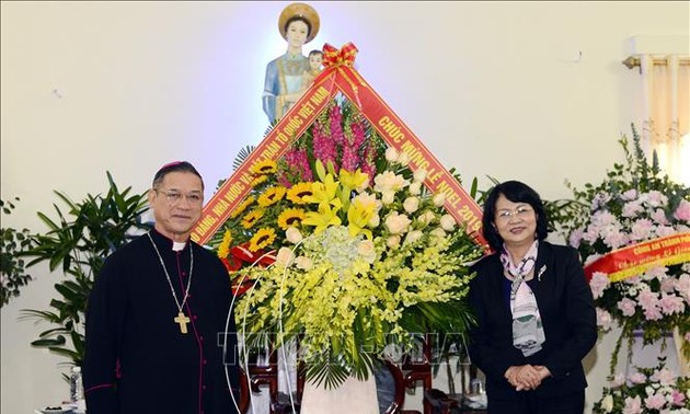 越南国家副主席邓氏玉盛向裴朱教区主教座堂神职人员致以圣诞节祝贺