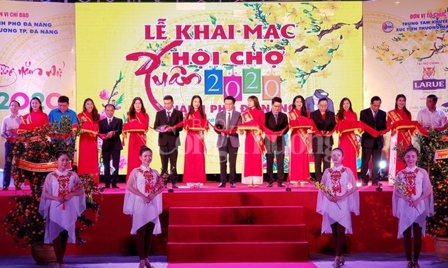 2020年春节商品展销会在岘港市开幕