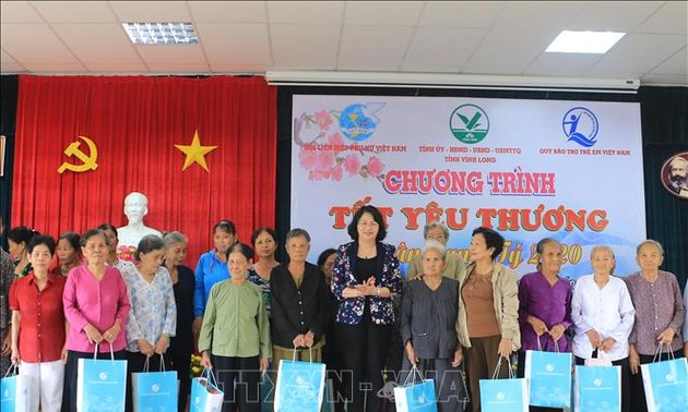 越南各级领导人看望并向各地方和单位拜年