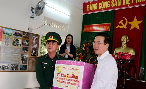 越南党、国家领导人探望并向各地拜年