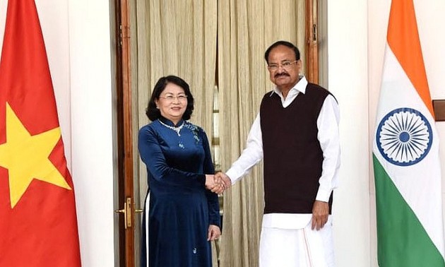 越南国家副主席邓氏玉盛与印度副总统举行会谈