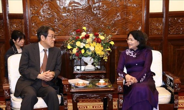 越南国家副主席邓氏玉盛会见日本驻越大使梅田邦夫