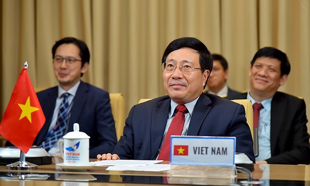 越南政府副总理兼外长范平明出席多边主义联盟视频会议