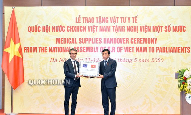 越南国会向世界多国议会捐赠医疗物资