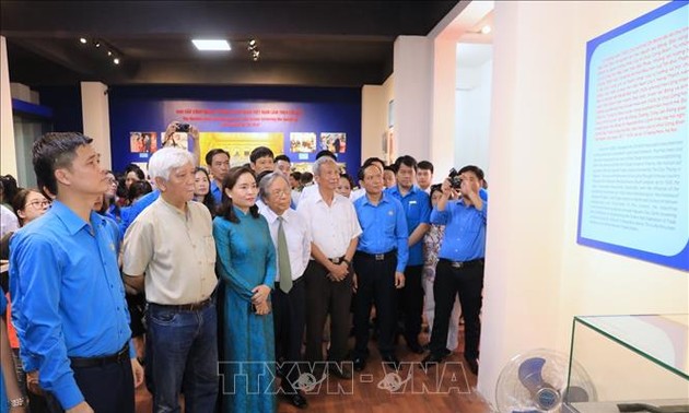 “胡志明主席与工人阶级和越南工会组织”专题展举行