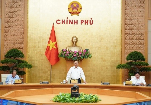 越南政府总理主持召开新冠肺炎疫情防控工作政府常委会会议