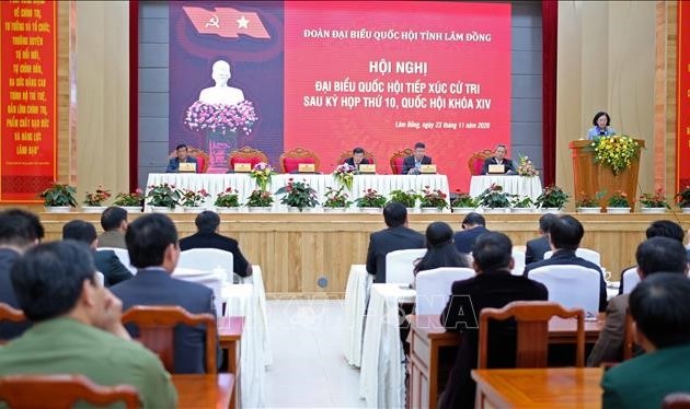 越南党、国家领导人与选民进行接触