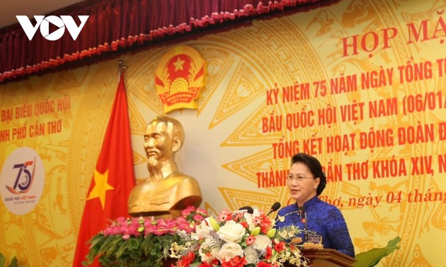 越南国会主席阮氏金银出席芹苴市越南第一届国会选举75周年纪念活动