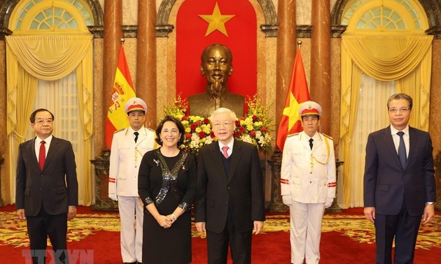 越共中央总书记、国家主席阮富仲会见各国新任驻越大使