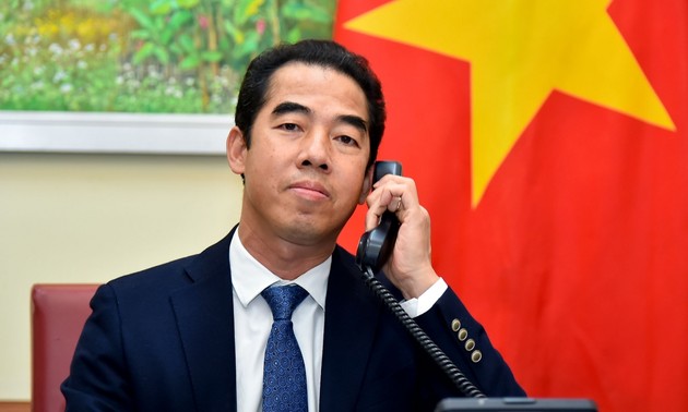 越南外交部副部长苏英勇与英国外交部亚洲事务国务大臣亚当斯通电话