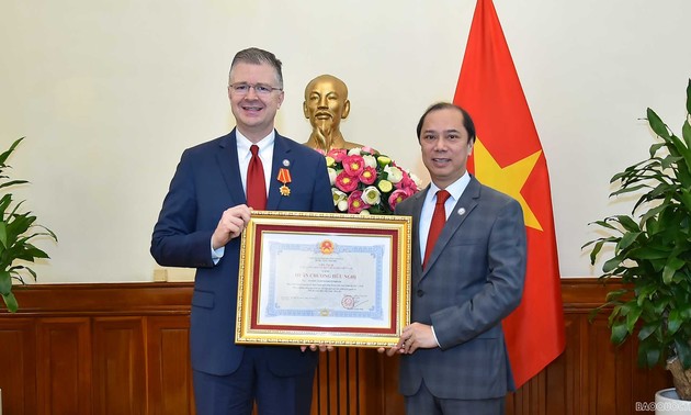 越南外交部副部长阮国勇会见美国驻越大使克里滕布林克   
