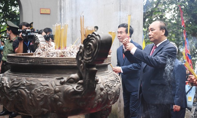 越南国家主席阮春福在雄王庙历史遗迹区上香