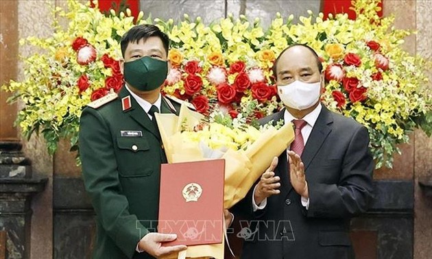 越南国家主席阮春福颁发任命书