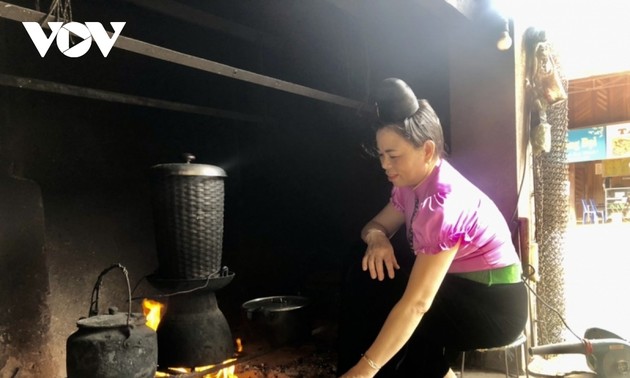 越南西北地区泰族人家里的糯米蒸锅
