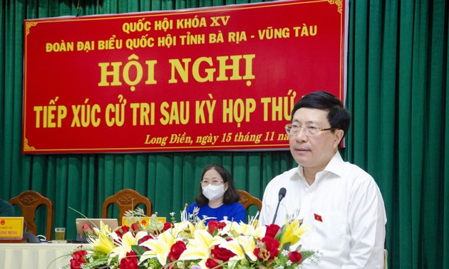 越南政府副总理范平明与巴地头顿省选民进行接触