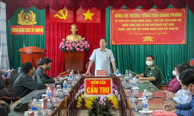 越南各部门、各单位领导人值春节之际看望慰问各地居民