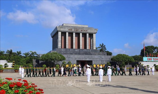 越南党和国家领导人拜谒胡志明主席陵 