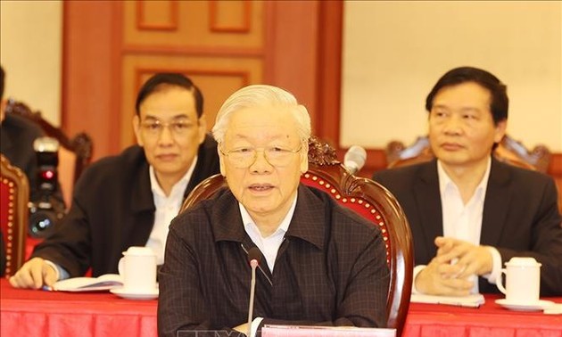 越共中央总书记阮富仲出席政治局会议​  颁布关于2030年首都河内发展方向及2045年远景的决议