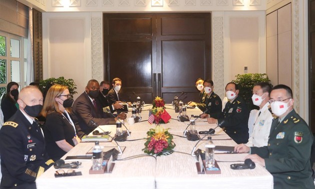 美国和中国国防部长在新加坡举行会谈