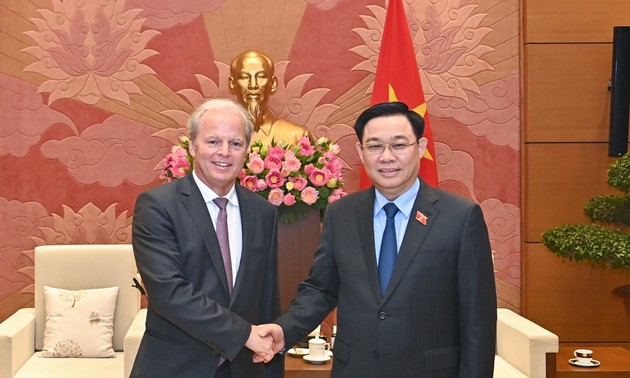 越南国会主席王庭惠会见世界银行首席执行官