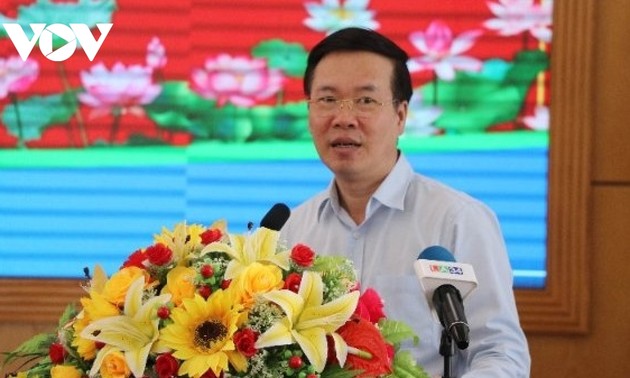 越共中央书记处常务书记武文赏与隆安省政府领导人举行工作座谈