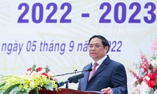 国家主席阮春福、政府总理范明政和全国师生共同出席新学年开学典礼。
