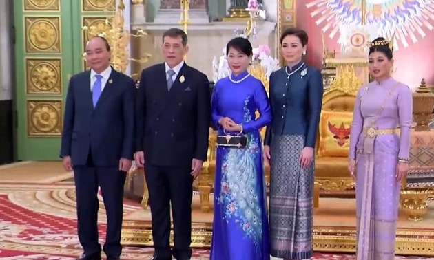 越南国家主席阮春福及夫人会见泰国国王和王后