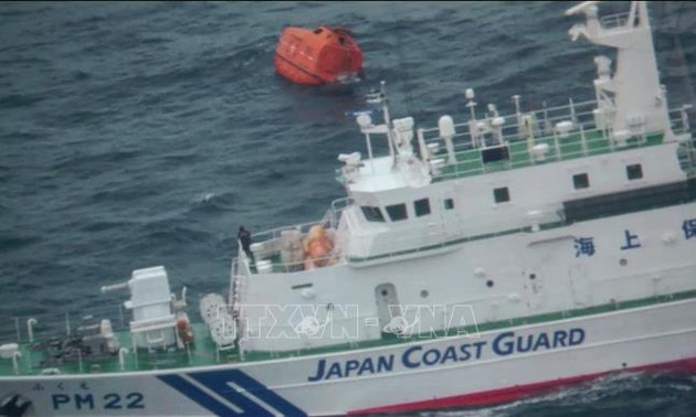 一艘货船在日本外海沉没：两人死亡、九人失踪