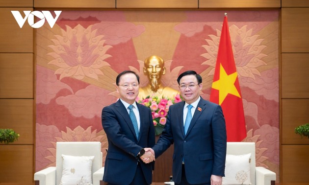 越南国会主席王庭惠会见三星电子总裁兼首席财务官朴学奎