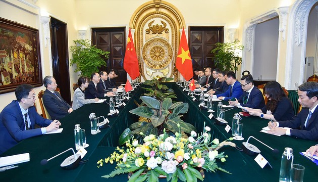 越南外交部常务副部长阮明武与中国外交部部长助理农融举行会谈