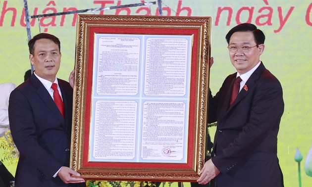 越南国会主席王庭惠出席北宁省顺城县成立110周年纪念活动