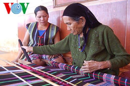 土锦纺织——衡量埃德族姑娘灵巧和勤劳的标尺