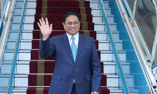 越南政府总理范明政启程出席第43届东盟峰会