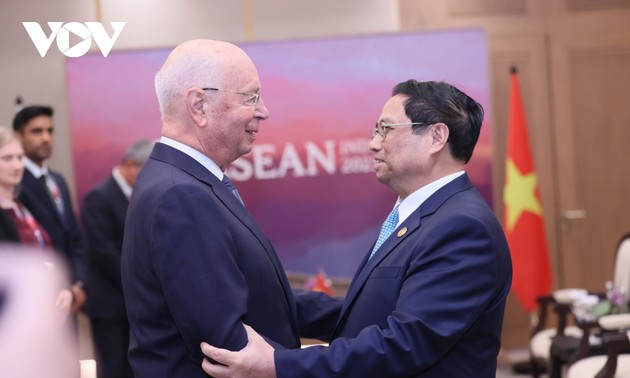 越南政府总理范明政会见东帝汶总理和世界经济论坛主席