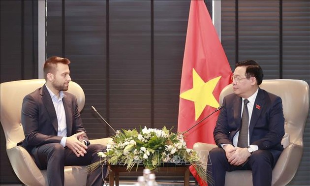 越南国会主席王庭惠会见保加利亚企业家